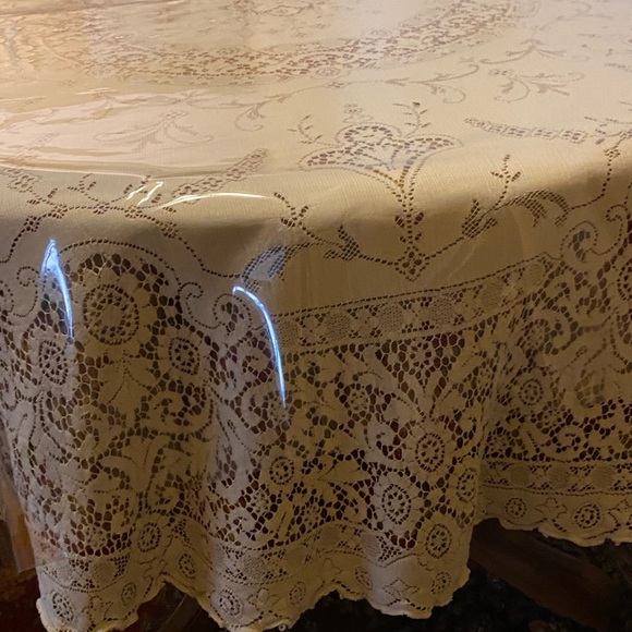 Vintage Tablecloth 62” Round - Picture 5 of 6